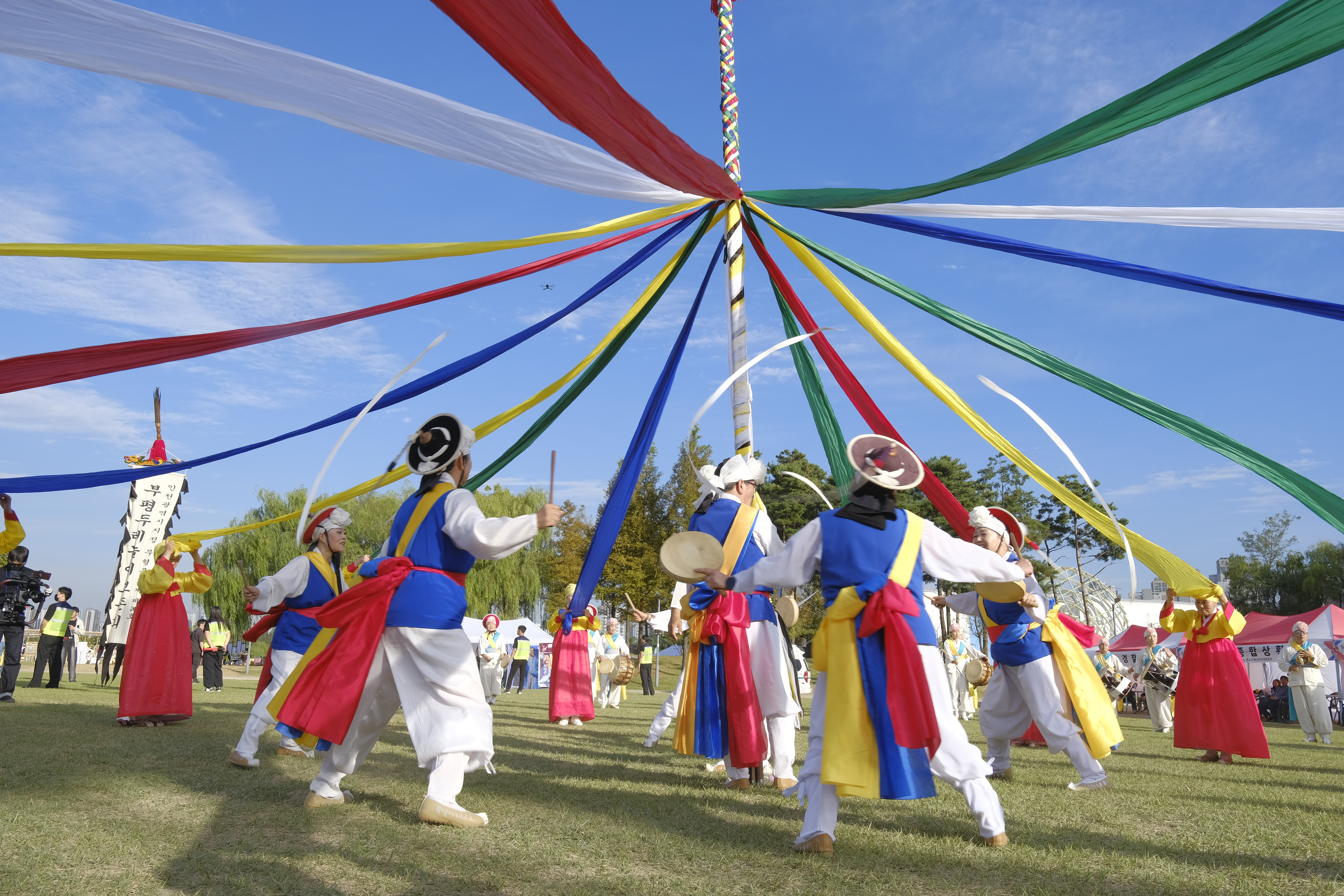 인천의 대표 문화축제로 자리매김한 연수 능허대 문화축제가 오는 17일부터 19일까지 3일간 송도달빛축제공원과 능허대공원 일원에서 그 화려한 막을 연다